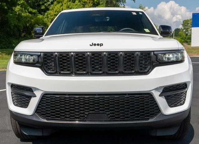 Used 2025 White Jeep Altitude X image 3