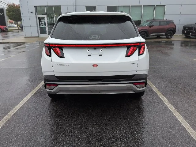 Used 2025 White Hyundai SEL Convenience image 8
