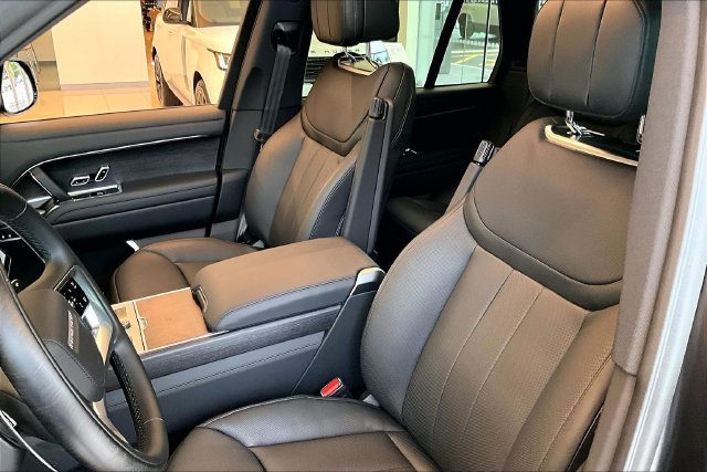 New 2027 Obsidian Black Satin Land Rover SE image 16