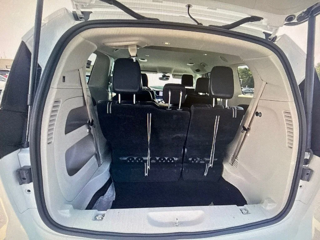 Used 2024 White/off-white Chrysler Touring L image 10