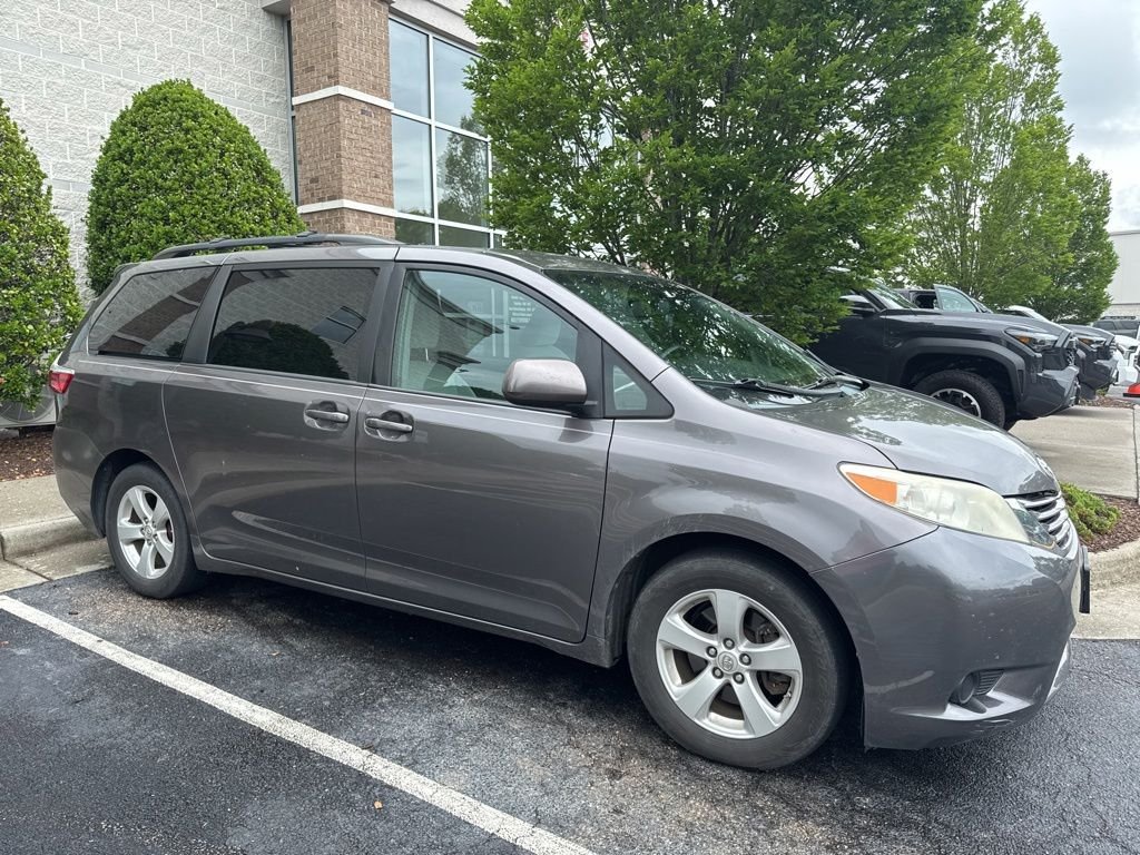 2015 Toyota Sienna LE V6 7-Passenger Access Seat's photo