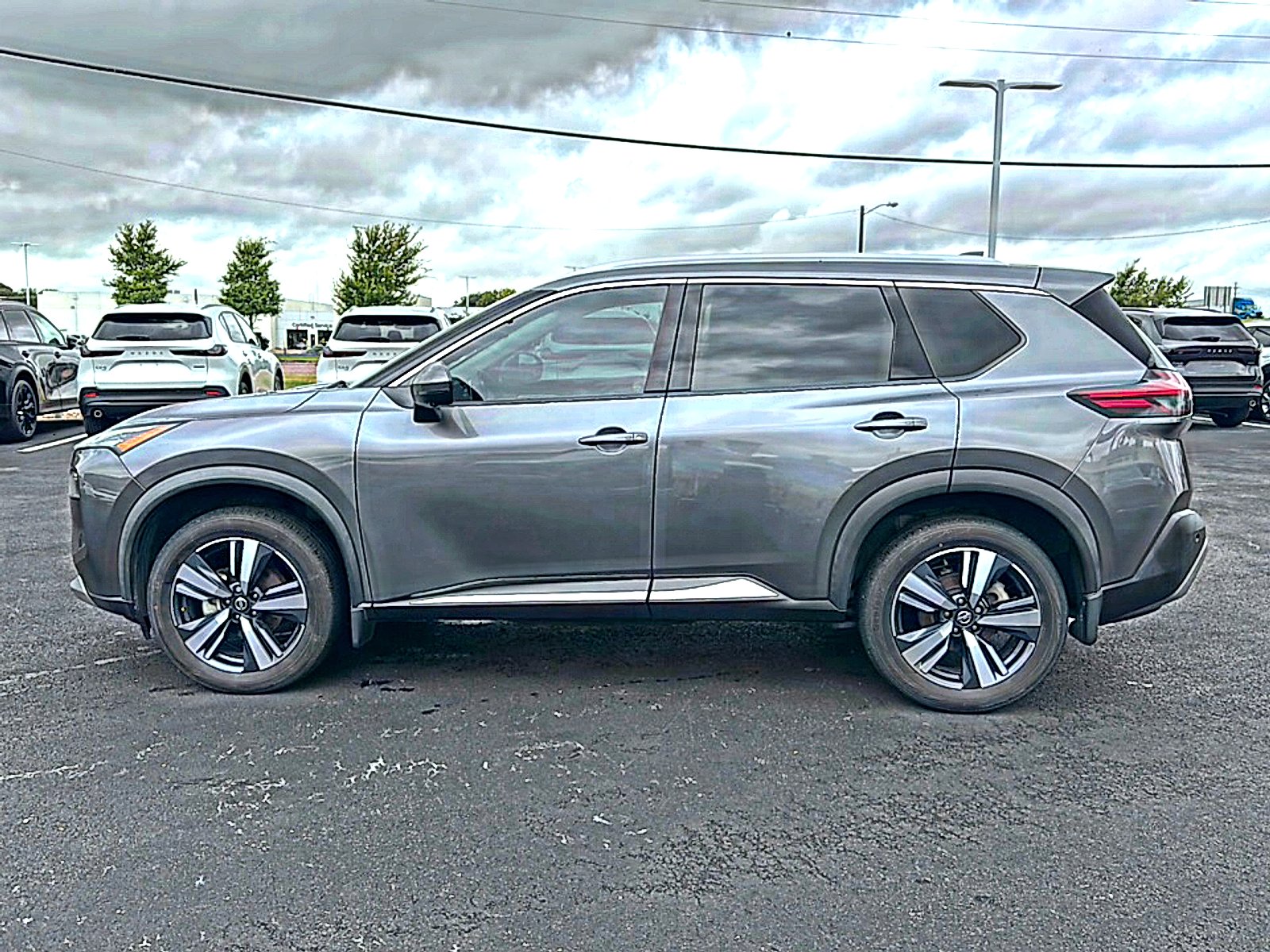 Used 2021 Gun Metallic Nissan SL FWD image 5