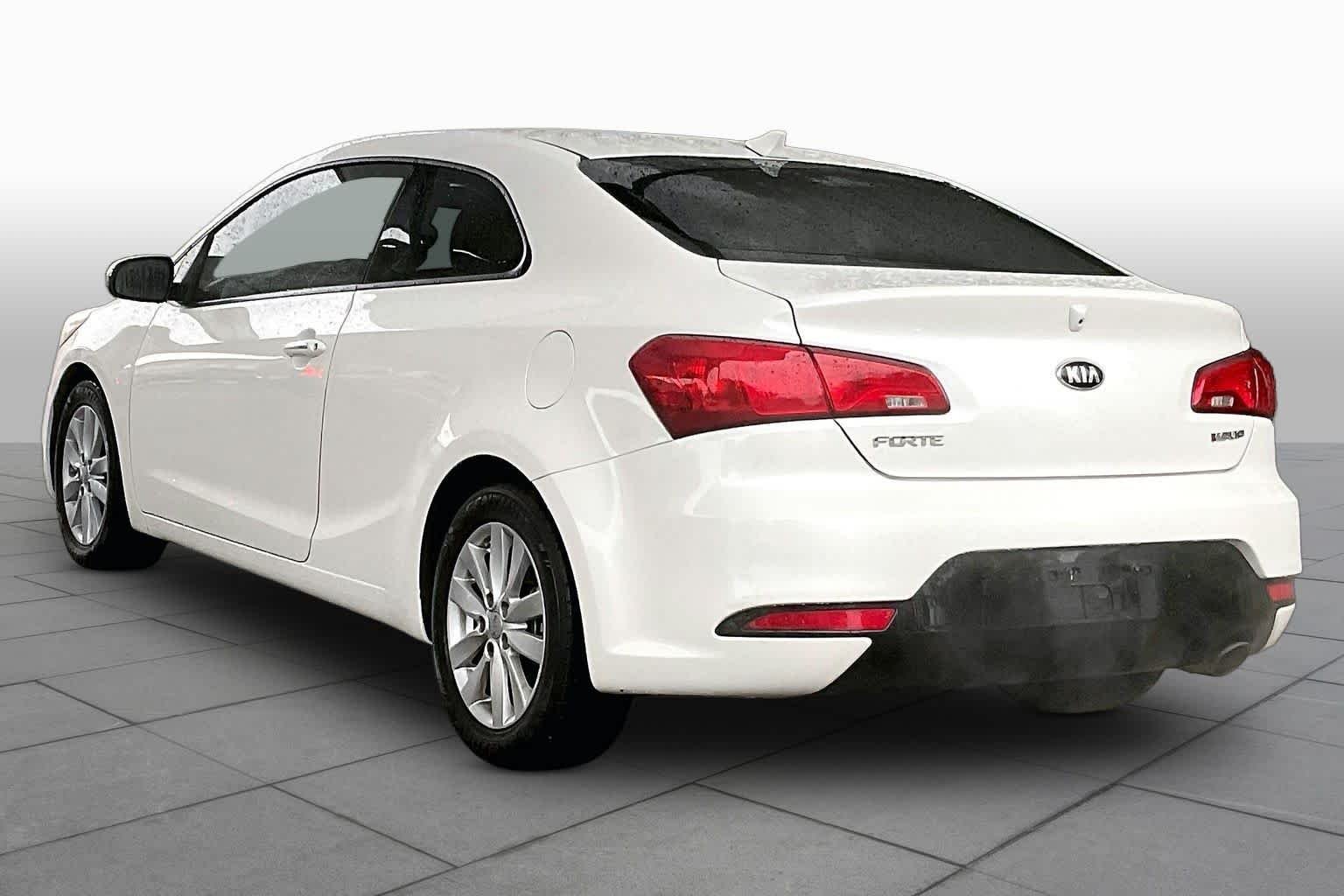 Used 2016 Snow White Pearl Kia EX image 12