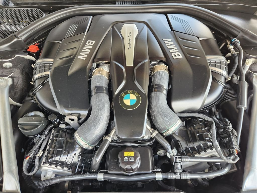 Used 2019 White Metallic BMW 750i image 32
