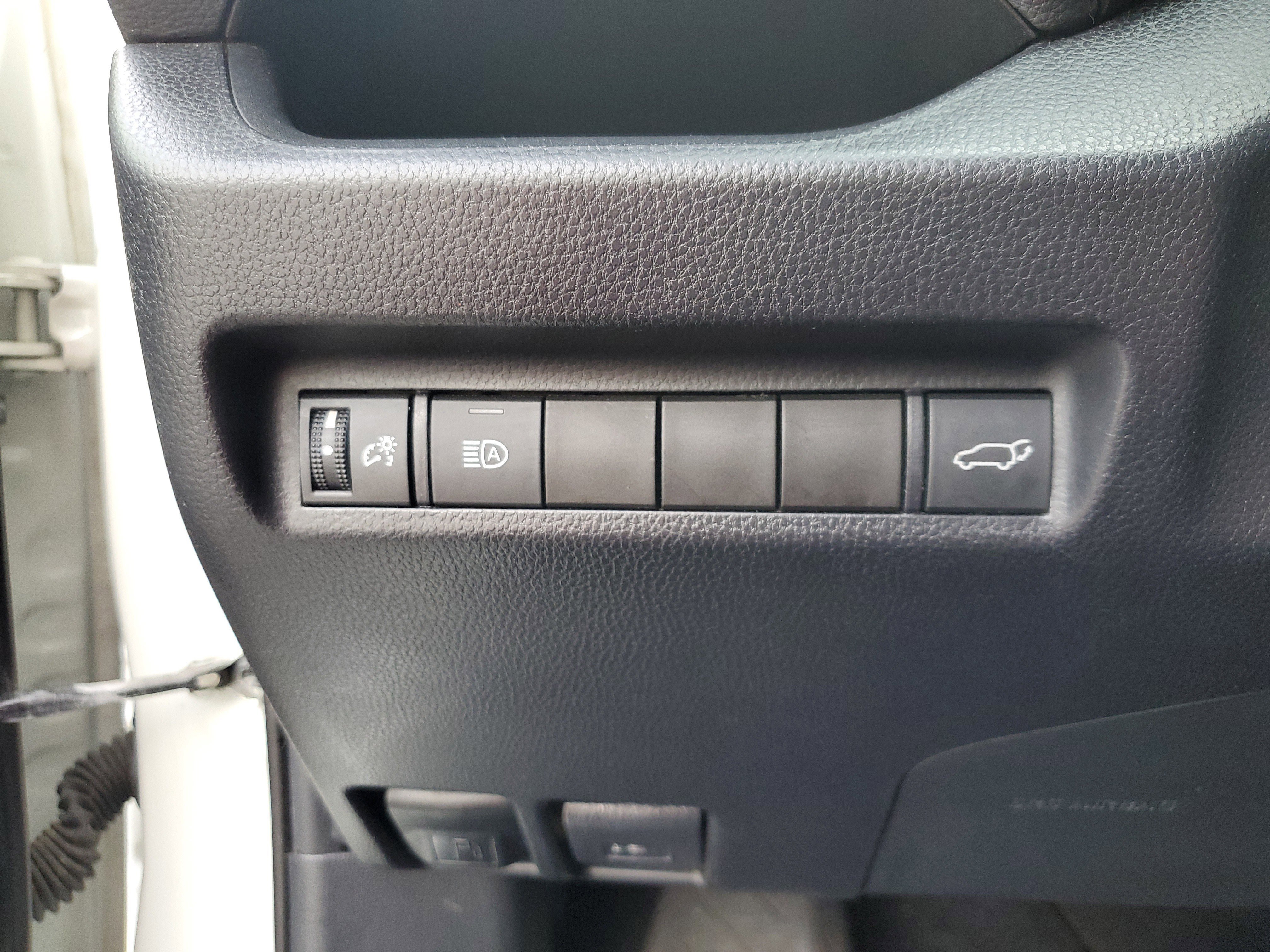 Used 2019 Super White Toyota XLE image 27