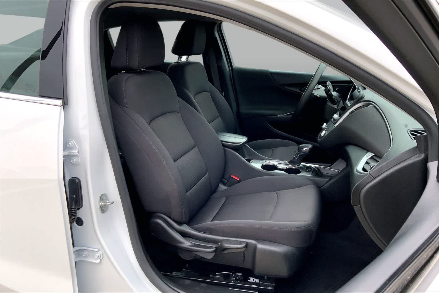Used 2024 Summit White Chevrolet LT image 9