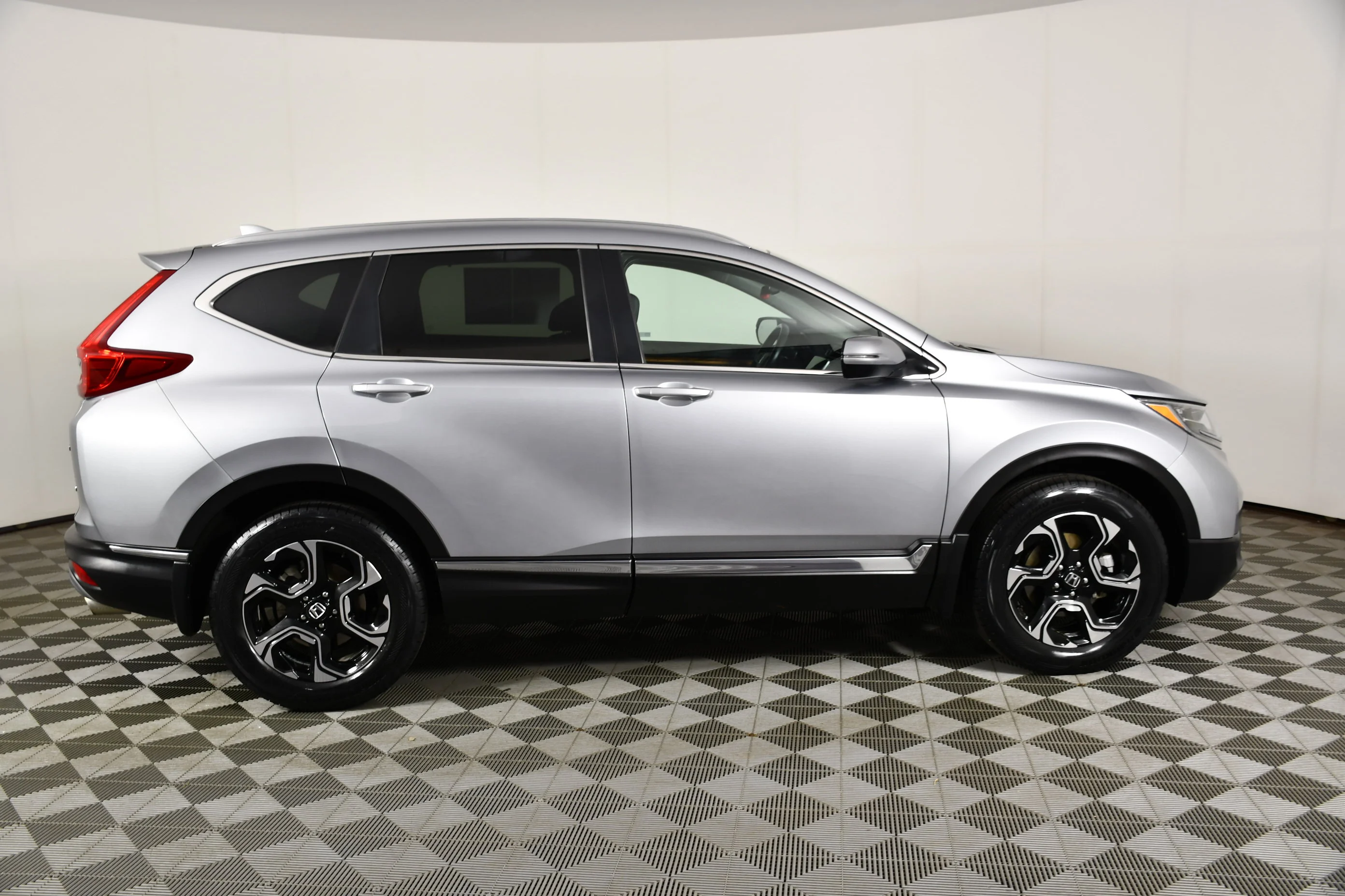 Used 2019 Lunar Silver Metallic Honda Touring image 5