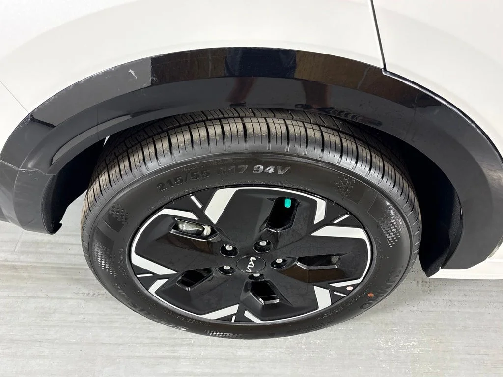 New 2026 Snow White Pearl Kia WIND image 10