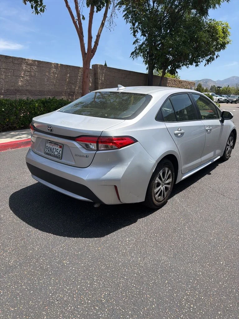 Used 2022 Silver Toyota LE image 3