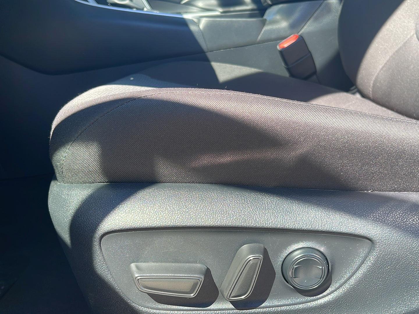 2025 Toyota RAV4 XLE - Photo 20