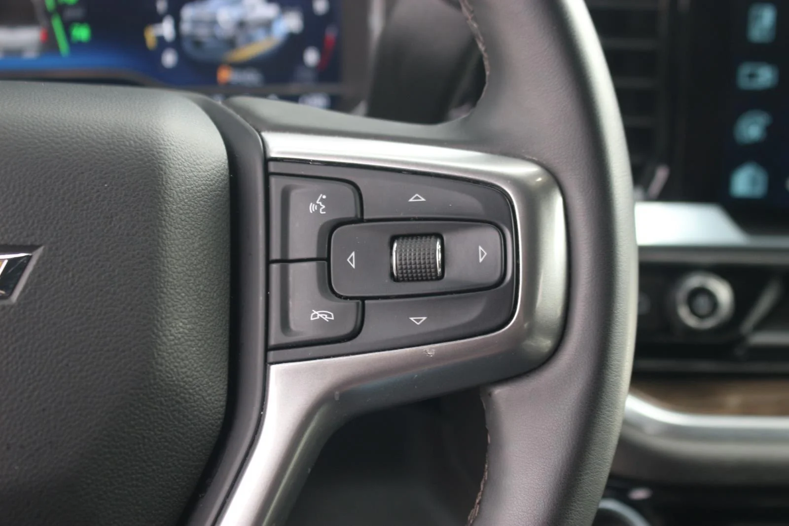 Used 2025 Summit White Chevrolet LT image 23