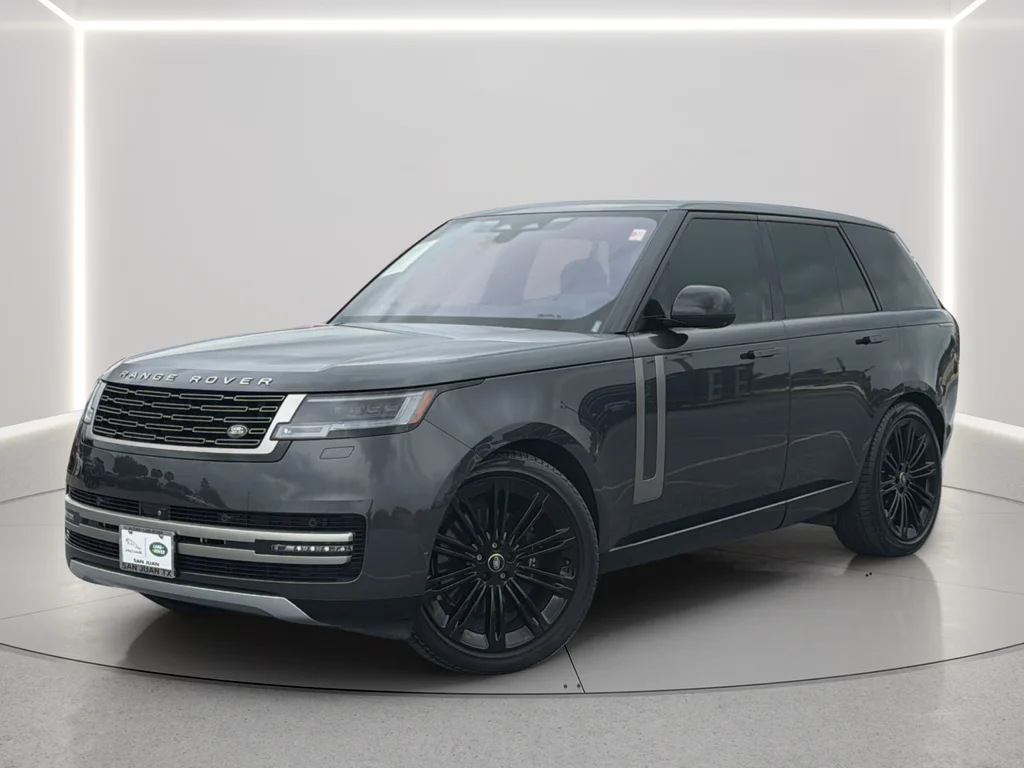Used 2023  Land Rover SE image 9
