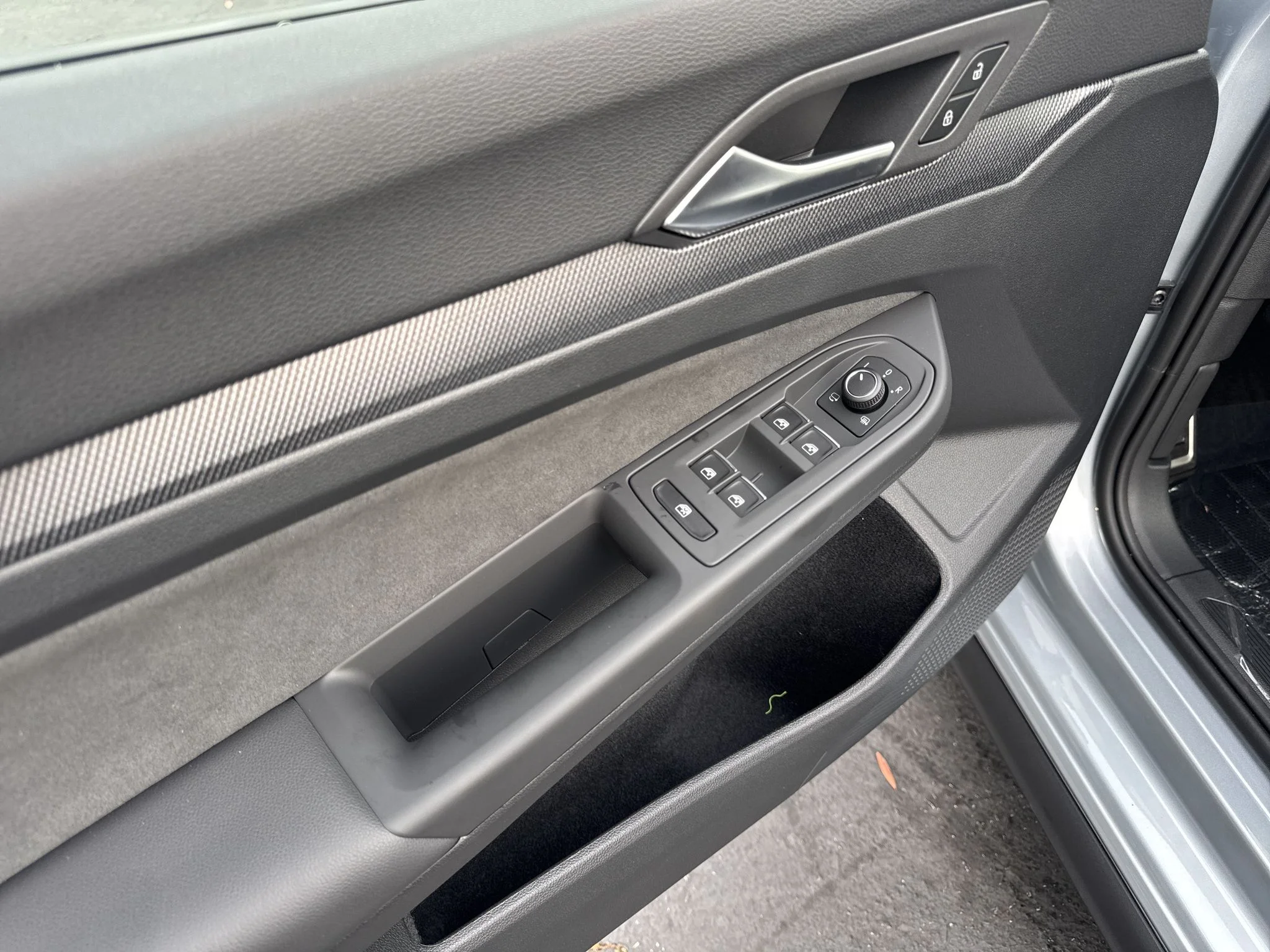 New 2026 Alpine Silver Metallic Volkswagen SE image 12