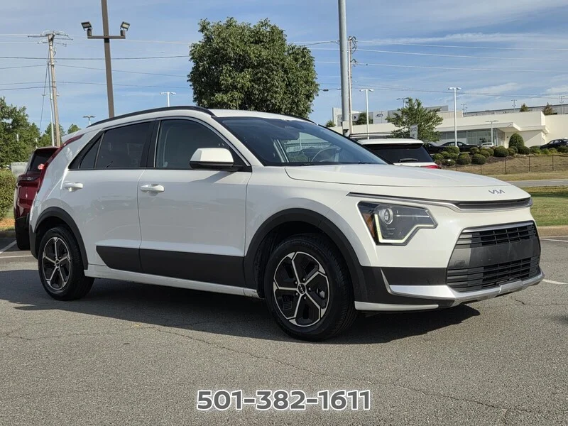 Used 2025 Snow White Pearl KIA LX FWD image 4
