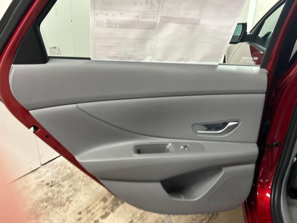 2025 Hyundai Elantra SEL - Photo 16