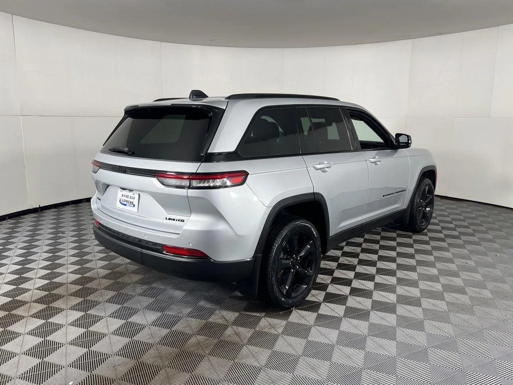 Used 2025 Silver Zynith Jeep Limited image 9