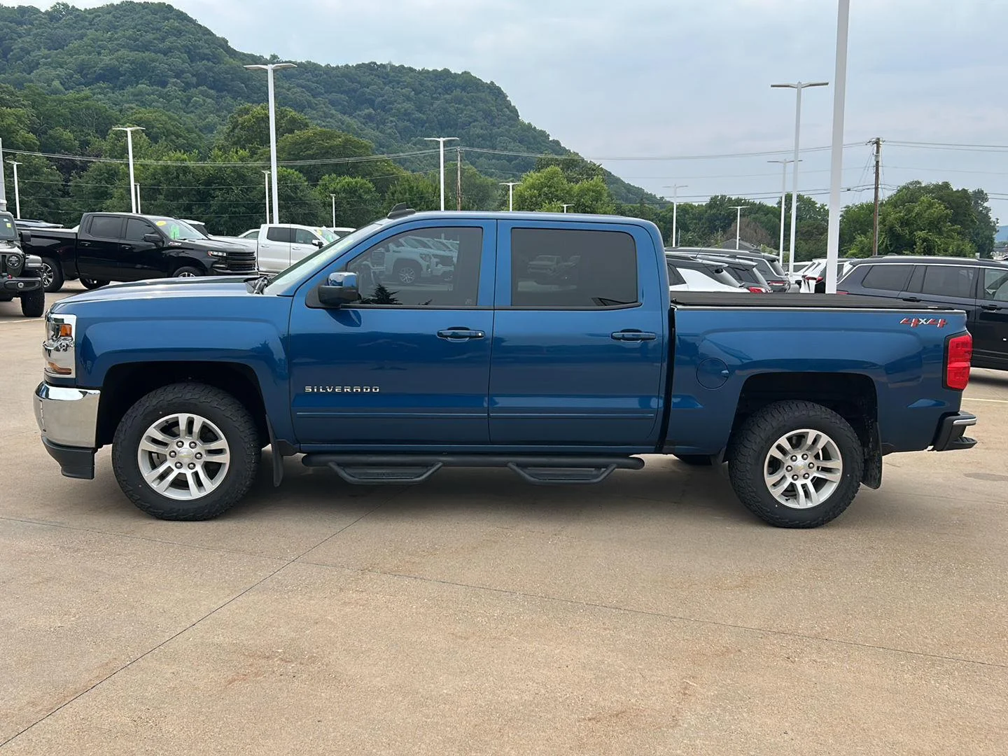 Used 2018 Chevrolet Silverado 1500 LT with VIN 3GCUKREC7JG435355 for sale in Winona, Minnesota