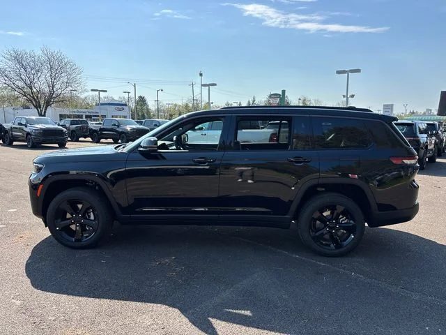 New 2026 Diamond Black Crystal Pearl-Coat Exterior Paint Jeep Limited image 3