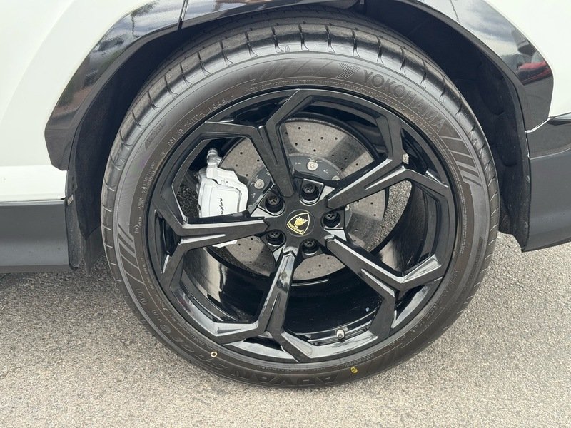 Used 2019  Lamborghini Base image 38