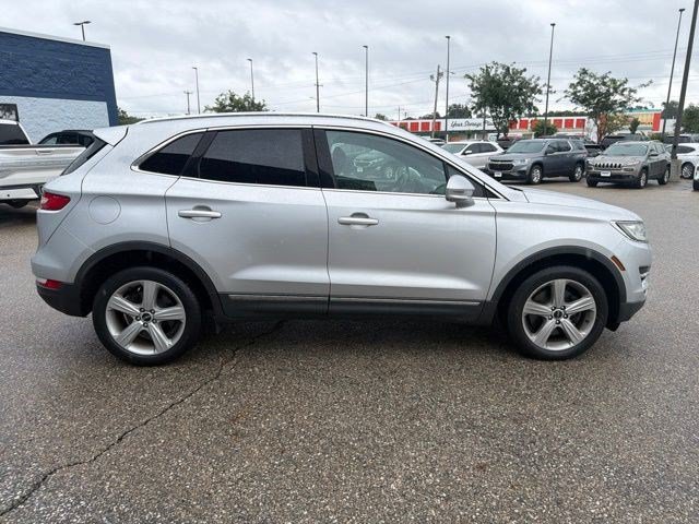 Used 2017 Ingot Silver Lincoln Premiere image 6