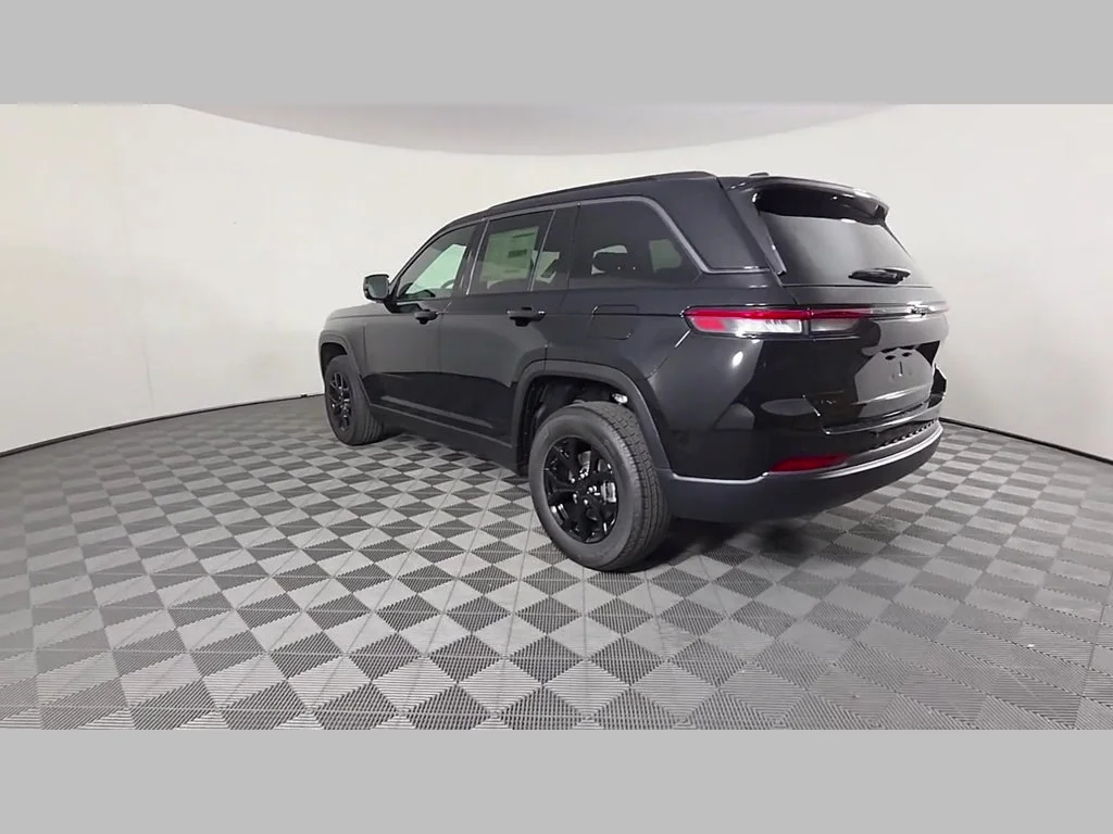 New 2026 Diamond Black Crystal Pearl-Coat Exterior Paint Jeep Laredo Altitude image 30