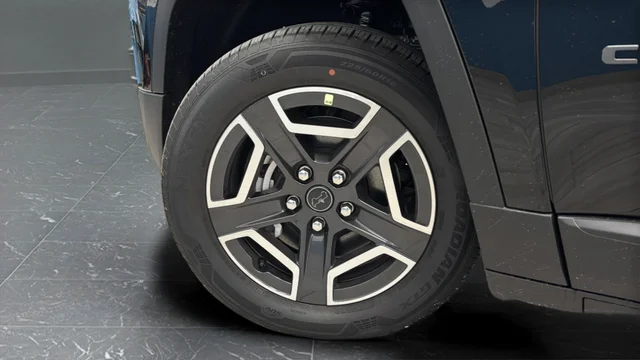 New 2026 Diamond Black Crystal Pearl-Coat Exterior Paint Jeep Laredo image 33