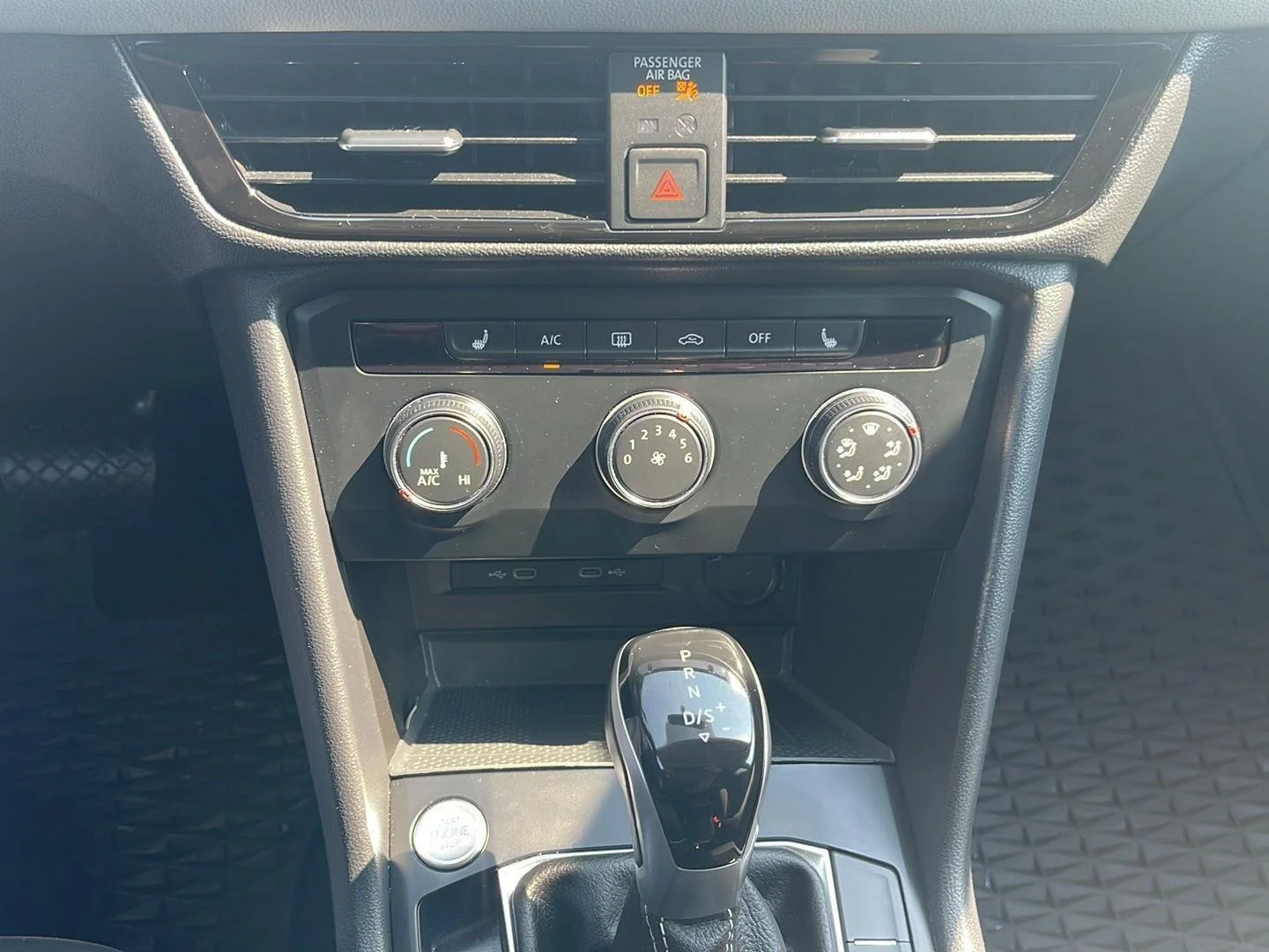 Used 2022 Pure White Volkswagen SE image 28