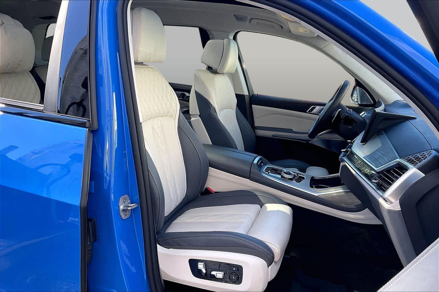 Used 2026 Santorini Blue BMW xDrive40i image 8