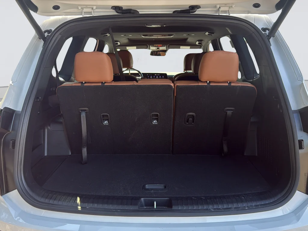 Used 2025 White Kia EX X-Line image 35