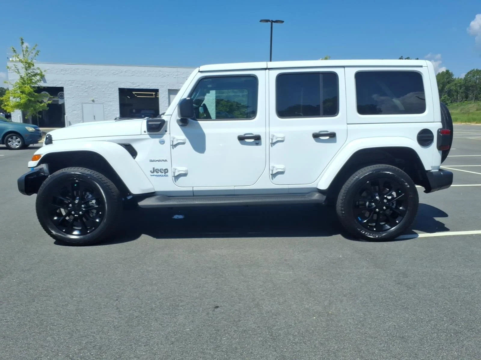 Used 2022 Bright White Clearcoat Jeep Unlimited Sahara image 3