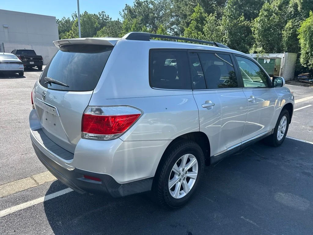 Used 2013 Classic Silver Metallic Toyota SE image 3