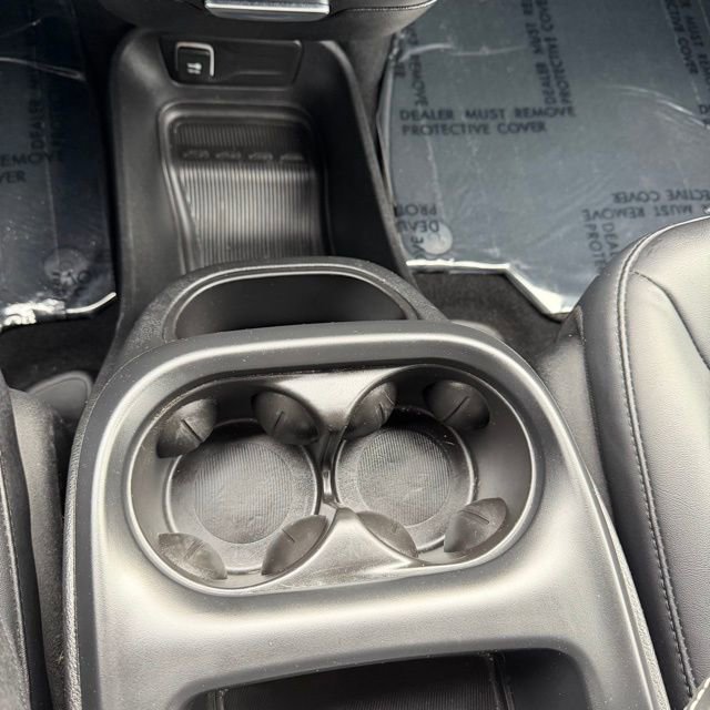 Used 2025  Chrysler Select image 35