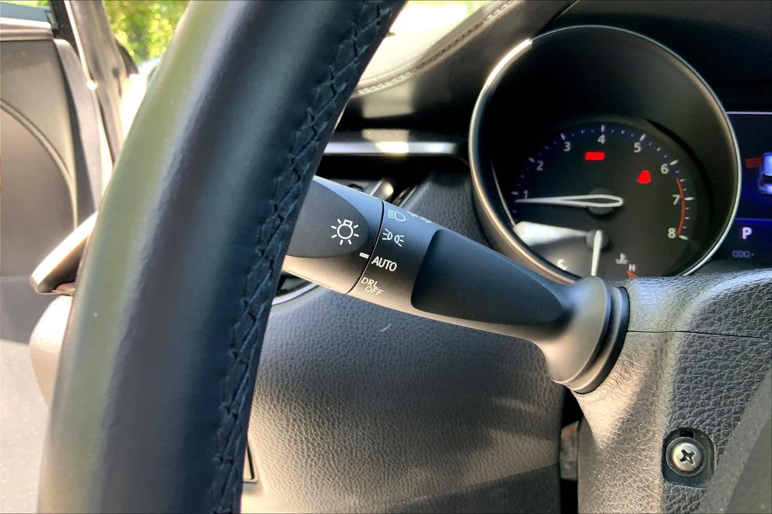 Used 2018 Blizzard Pearl Toyota XLE image 31