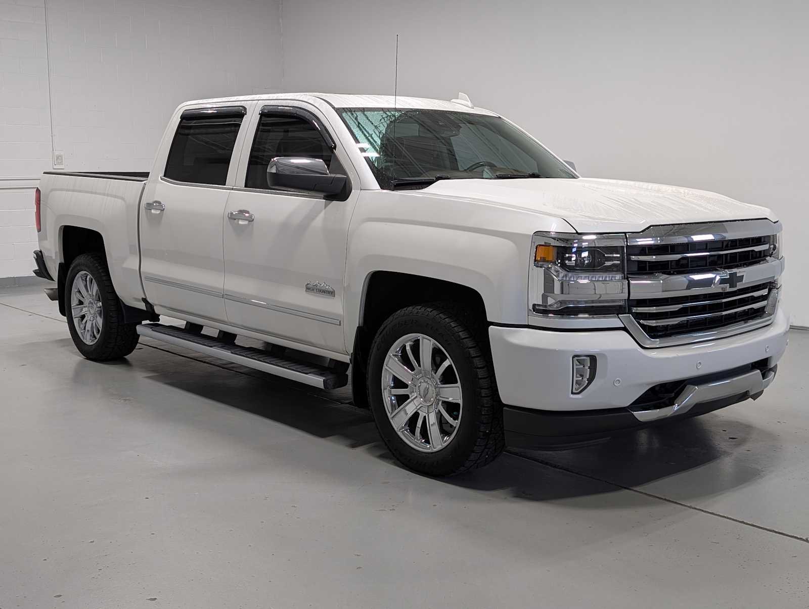 Used 2017 Iridescent Pearl Tricoat Chevrolet High Country image 3