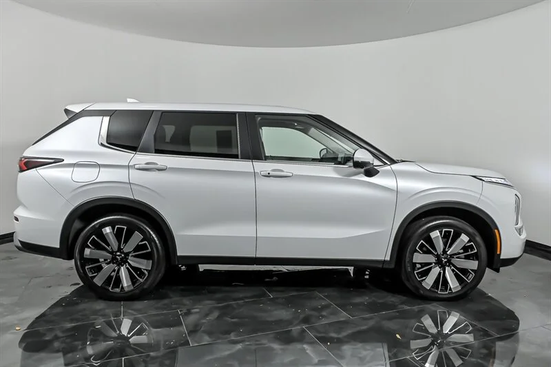 Used 2025 White Diamond Mitsubishi SE image 10