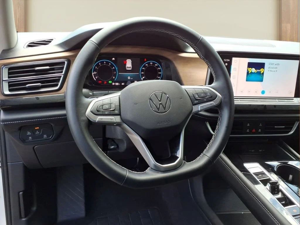 Used 2025  Volkswagen 2.0T SE w/Technology image 3