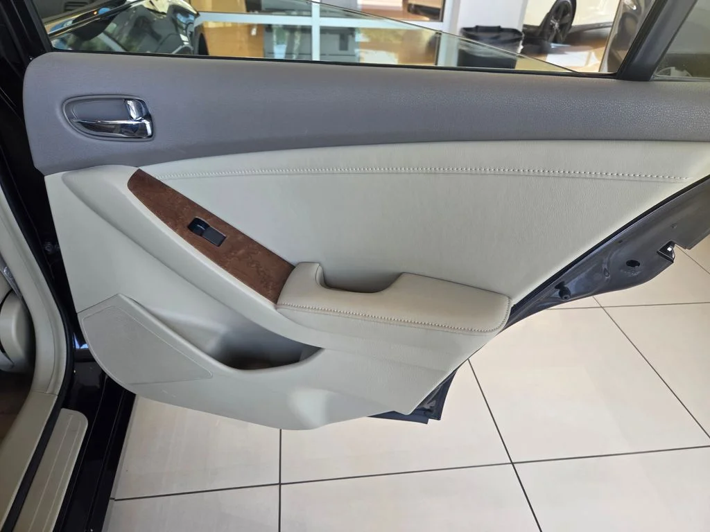 Used 2009 Super Black Nissan 2.5 SL image 24