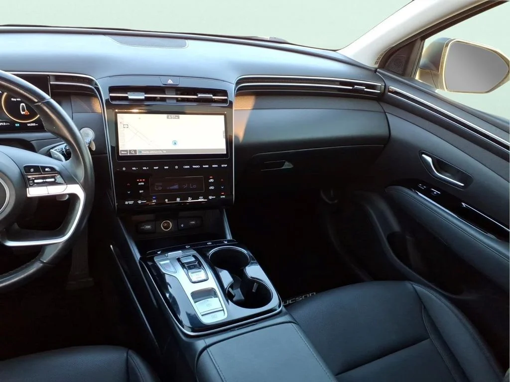 Used 2024 White Hyundai SEL Convenience image 18