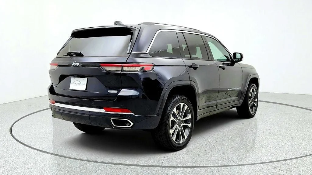 Used 2023 Midnight Sky Jeep Overland 4x4 image 5