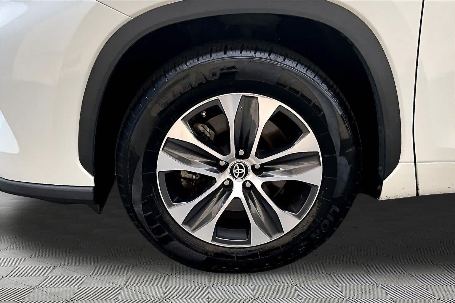 Used 2023 Wind Chill Pearl Toyota XLE image 11