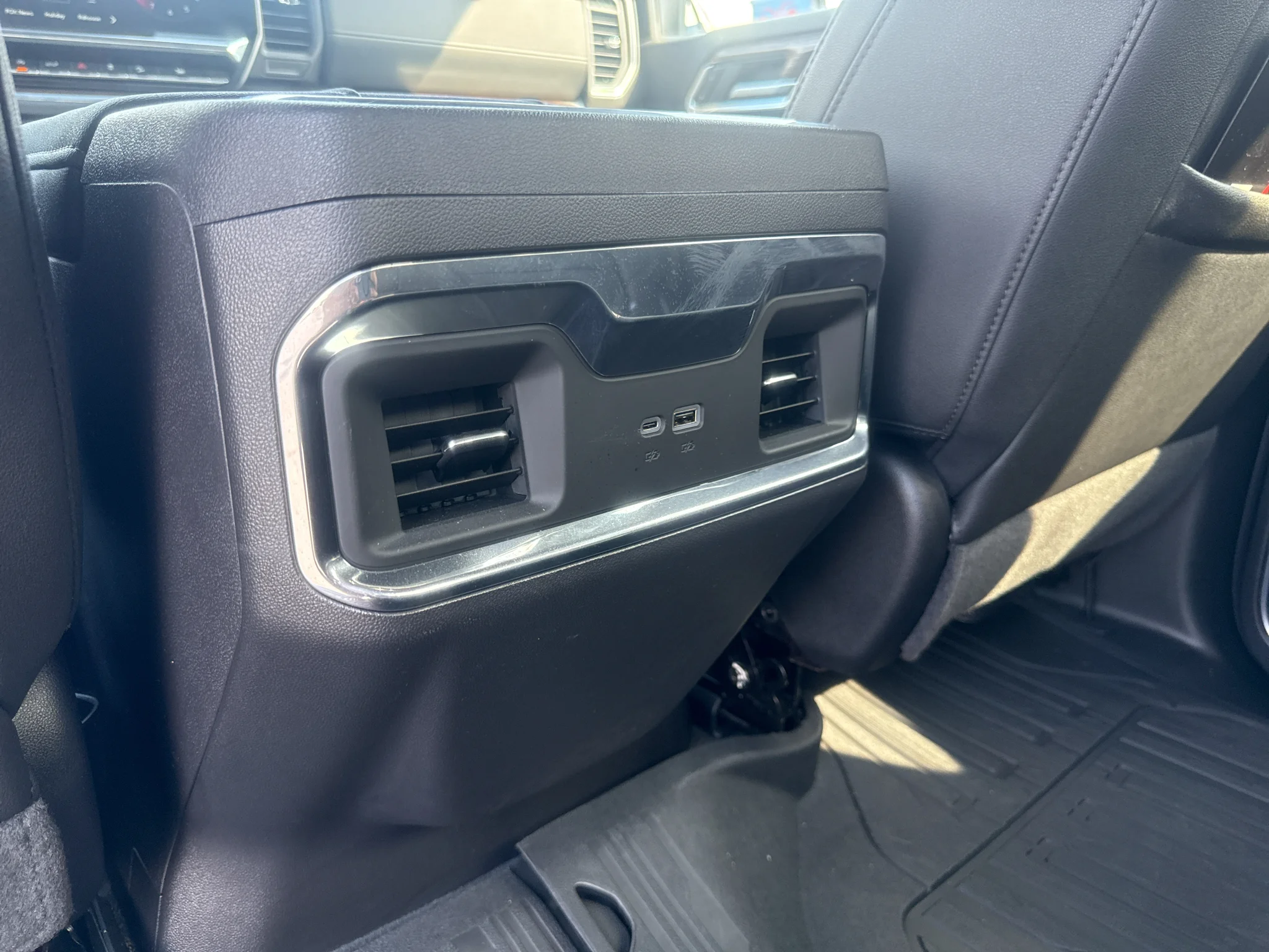 Used 2024 Summit White GMC Elevation image 15