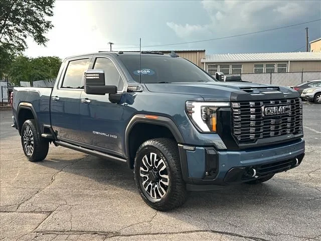 Used 2026  GMC Denali Ultimate image 2