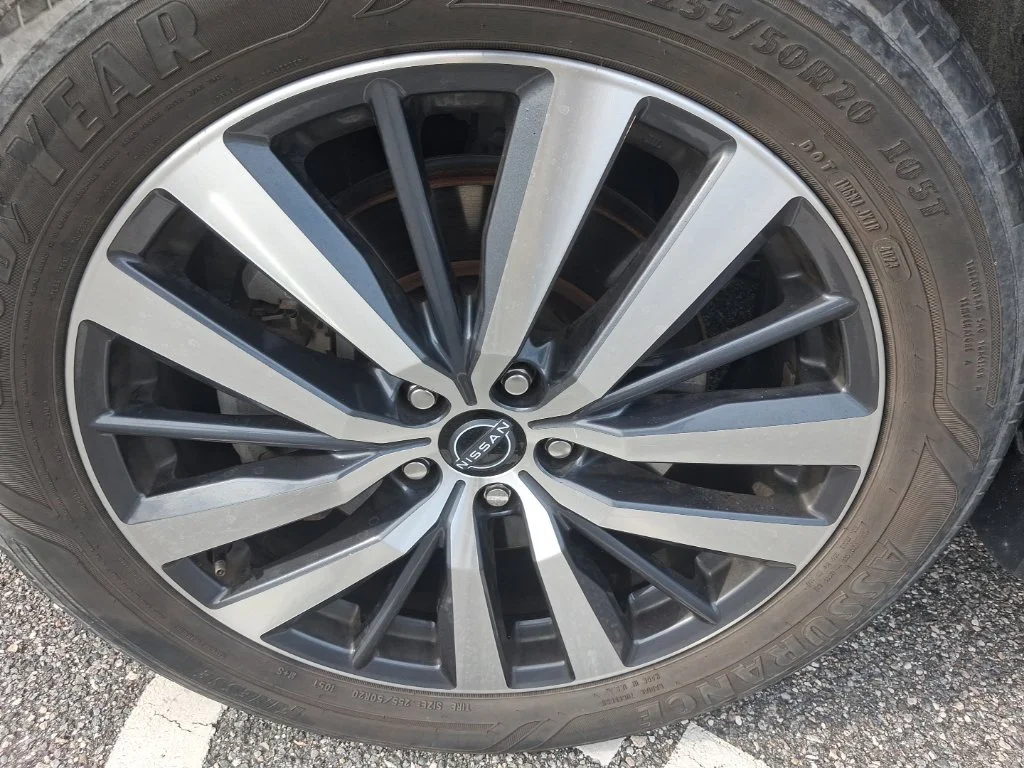 Used 2022 Silver Nissan Platinum image 19
