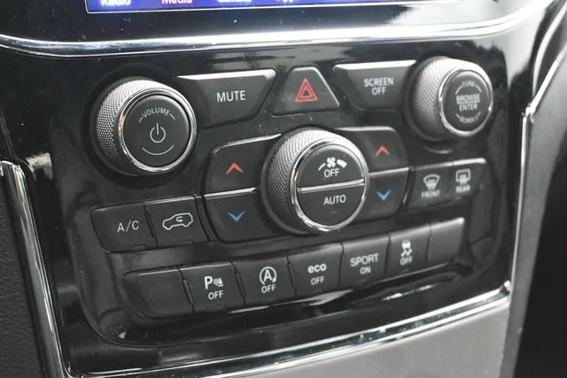 Used 2019 Ivory 3-coat Jeep Overland image 18