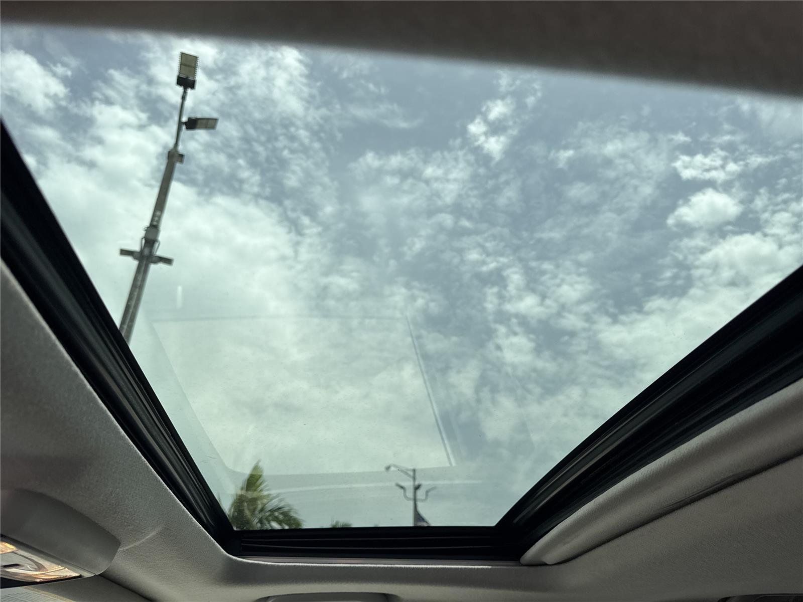 Used 2018 Super White Toyota SR5 Premium image 9