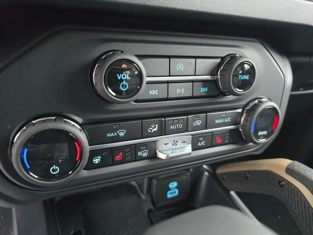 New 2025 Oxford White Ford Badlands® image 26
