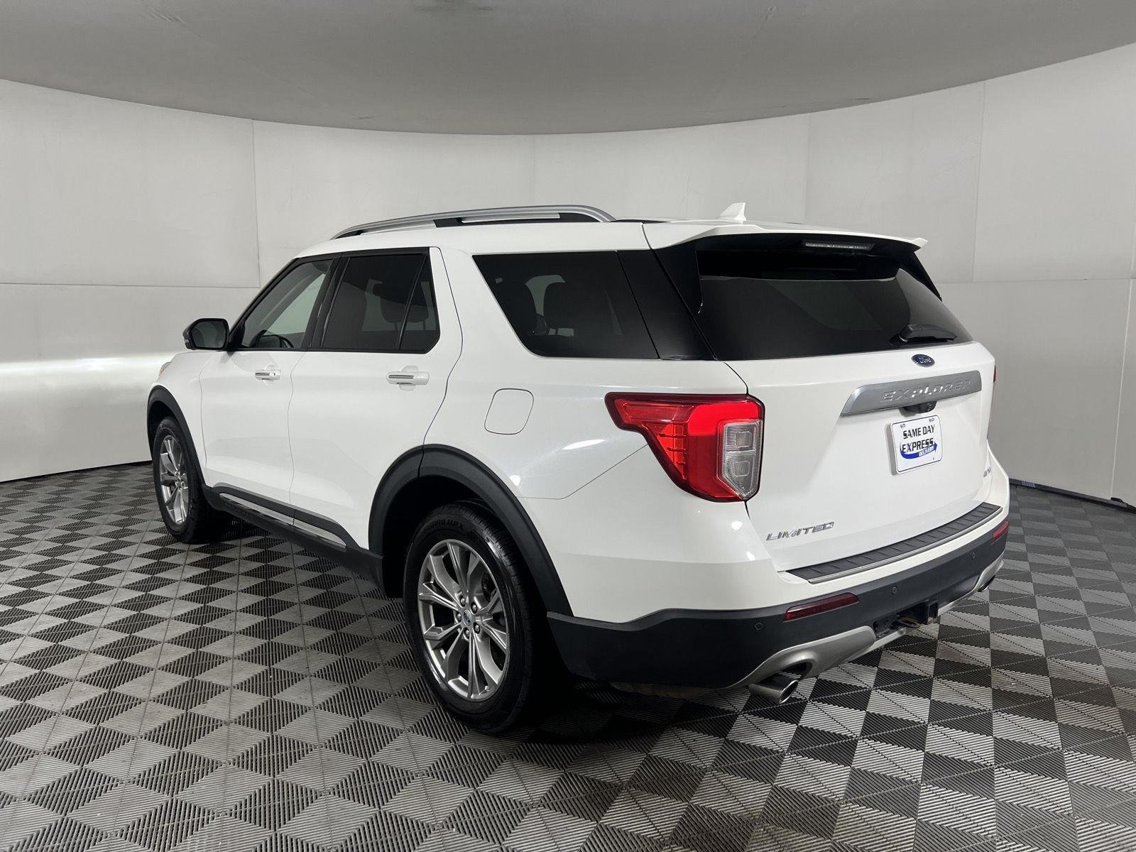 Used 2022 White Metallic Ford Limited image 16