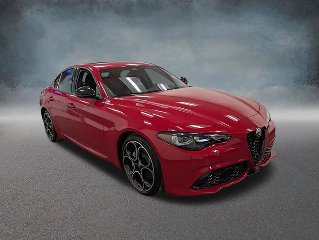 Used 2025  Alfa Romeo  image 3