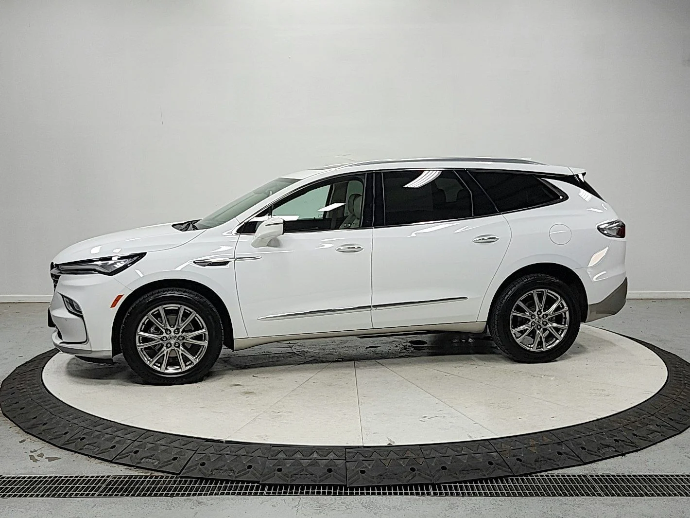 Used 2023 White Buick Essence image 4