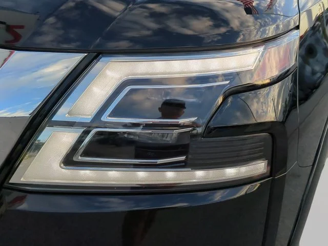 Used 2023 Black Nissan Platinum image 7